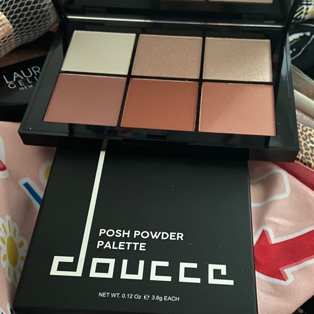 Doucce Posh Powder Palette w/sample bronzer